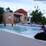 Un bar en pleine ville avec une piscine en plein air