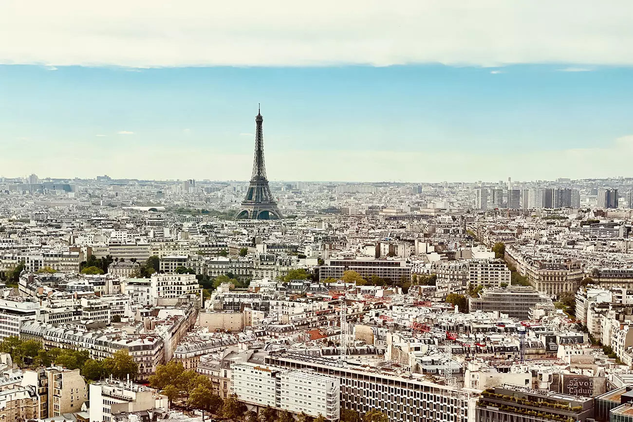 bar with a view on the eiffel tower