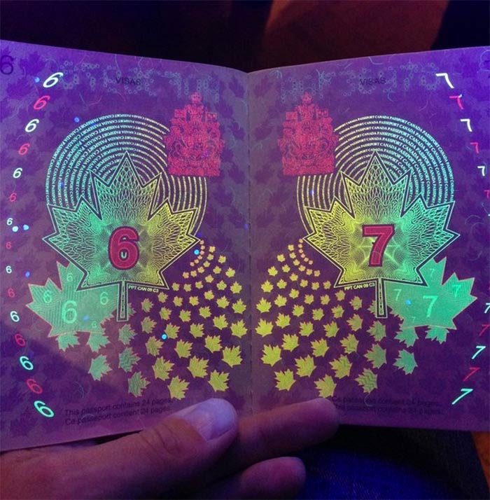 passeport canadien sous lumière noire