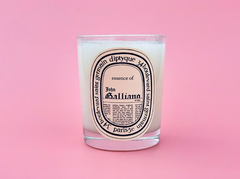 Diptyque propose une édition de bougie à l'effigie de John Galliano