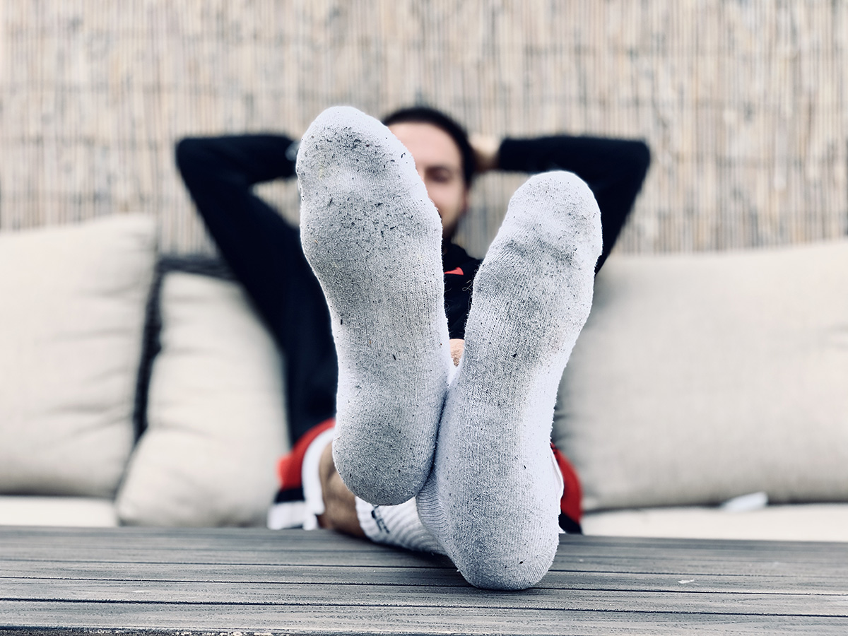 Femme Portant Des Chaussettes Blanches Pour Les Soins Des Pieds