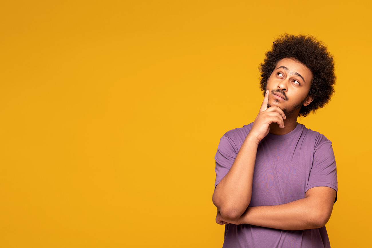 meilleures coupes pour hommes aux cheveux frisés