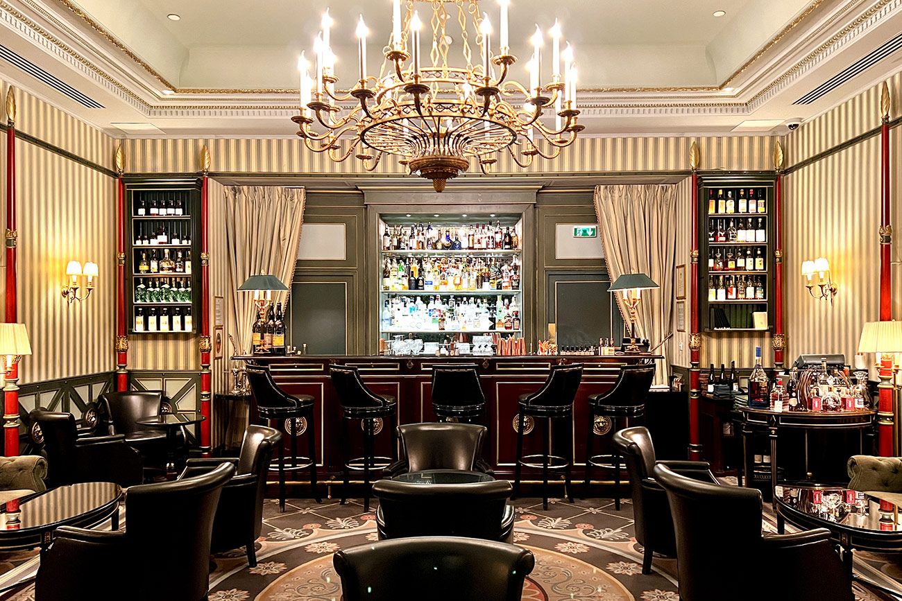 Le bar du Shangri-La Paris, un des meilleurs bars de Paris