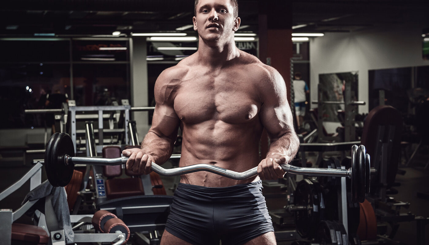 homme musclé avec barre curl